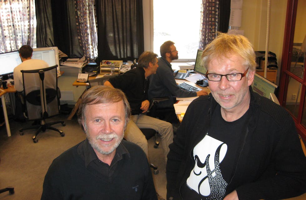 Daglig leder Kjell Vidar Bergo og redaktør Bjarne Tormodsgard i Hallingdølen ble tildelt prisen av jurymedlem Ottar Grepstad.