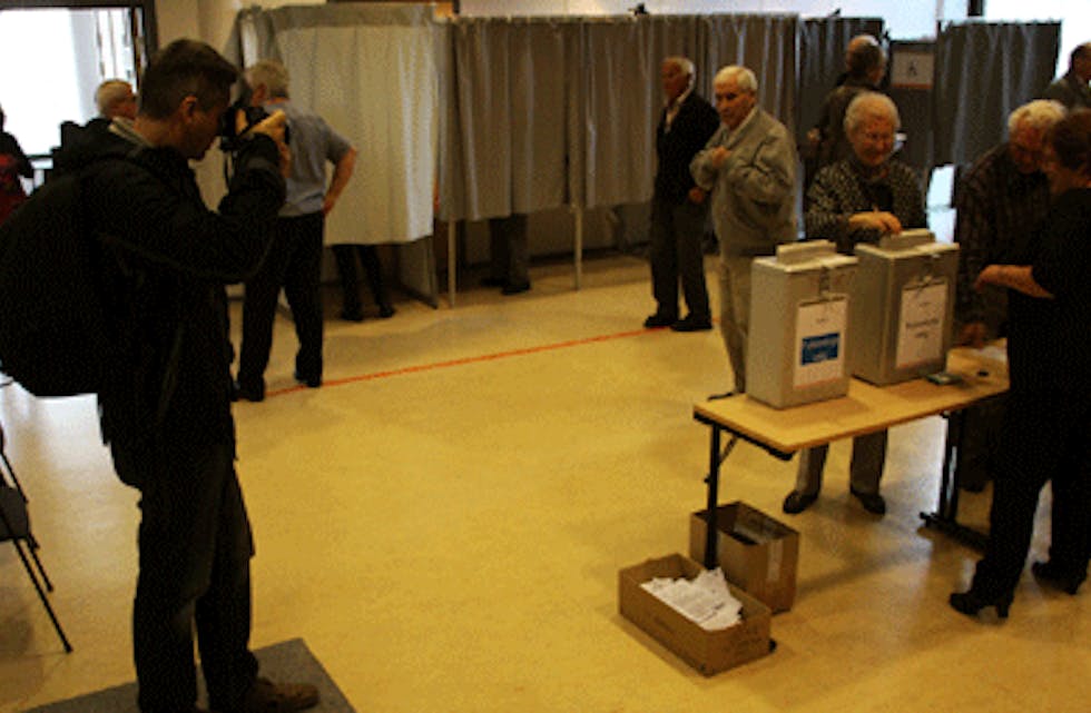 Stangeavisa sin journalist Dan Cato Røe på jobb i vallokala i Stange måndag føremiddag.