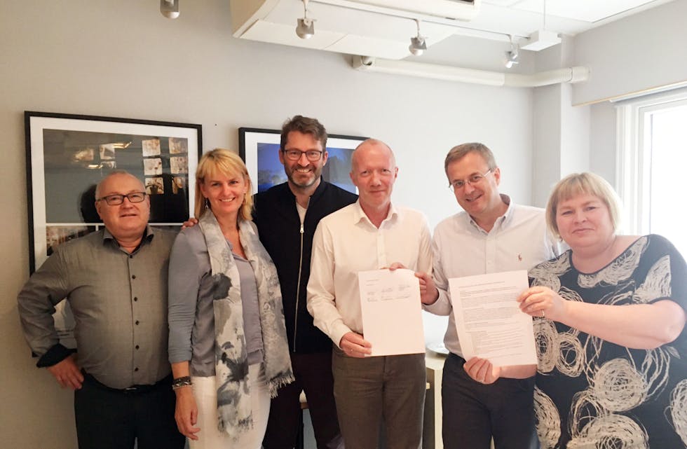 Signering-kontrakt-pressens-hus