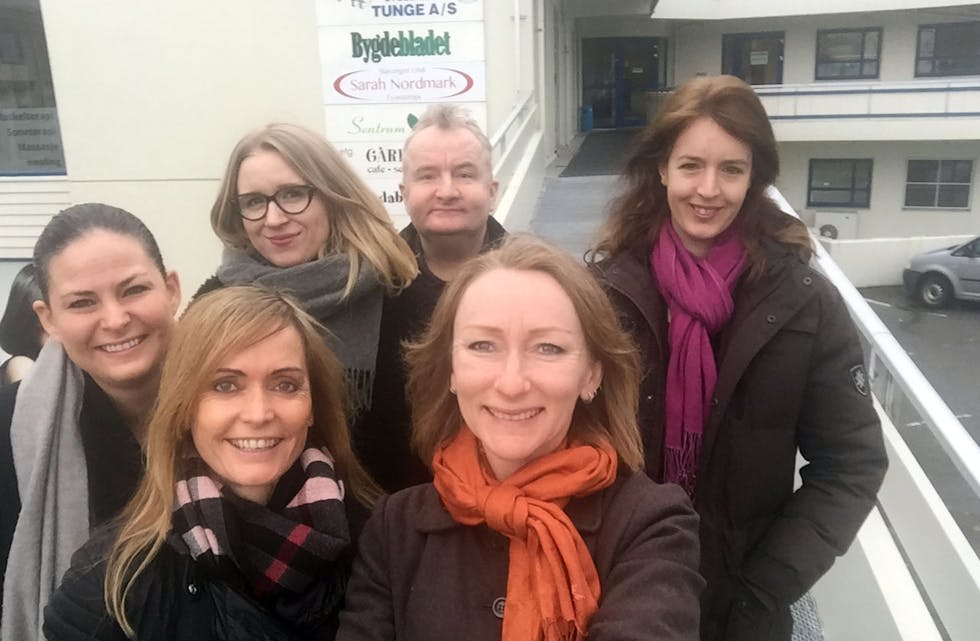 Bygdebladet: Foran fra venstre daglig leder Marianne A. L. Randeberg og redaktør Kirsti K. Sømme, bak fra ytterste venstre står journalistene Kathrine Knutsen, Ingvild Olaussen og Sigbjørn Berentsen, grafiker Mona Roth til høyre. Markedssjef Morten Andersen var ikke til stede da bildene ble tatt.