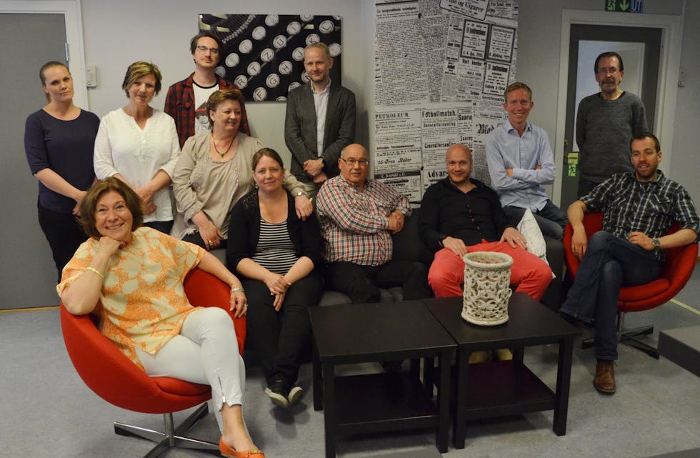 Eidsvoll Ullensaker Blad: De er totalt 19 ansatte, men ikke alle var til stede da bildet ble tatt. Bak fra venstre: Markedskonsulent Tina Berger, markedssjef Eva Holmgren, vaktsjef Jørgen Sollien, markedskonsulent Tove Bekkedal, ansvarlig redaktør Roger Aarli-Grøndalen, nyhetsredaktør Vegard Storbråten Øye og grafiker Roger Bråthen. Foran fra venstre: Journalist Marit Lunddal Løken, markedskonsulent Christine Vassdal, journalist Jan Arne Sandholtbråten, journalist Kristian Westgård og desksjef Knut Øsmundset.