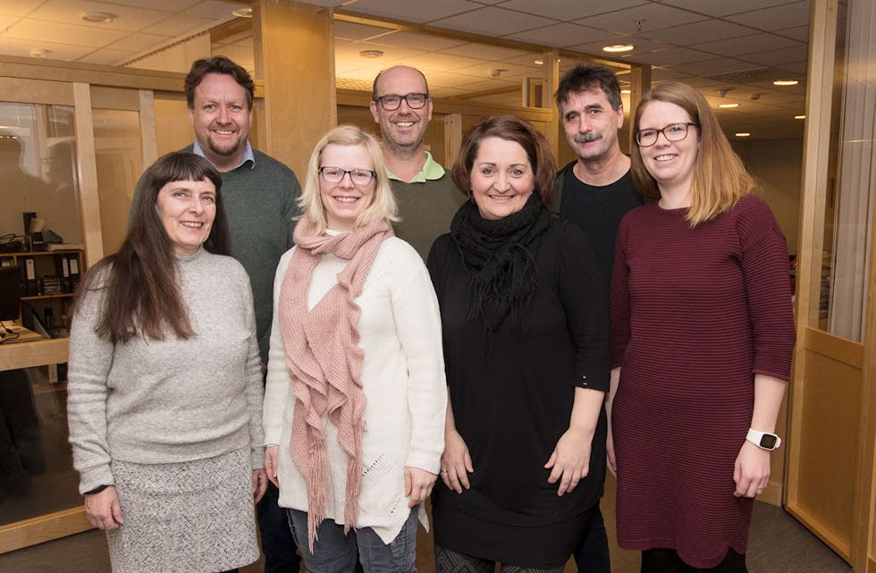 GRANNAR: Framme frå venstre: Åse Madsgård, Gunhild Aksdal, Grethe Hopland Ravn og Inger Marie S. Eikemo. Bak frå venstre: Torstein Tysvær Nymoen, Arve Skogen og Arne Frøkedal. Ikkje til stades: Randi Ronæs, Edna Trovanelli, Irene Mæland Haraldsen og Jon Edvardsen. (Foto: Grethe Marie Gugarden)