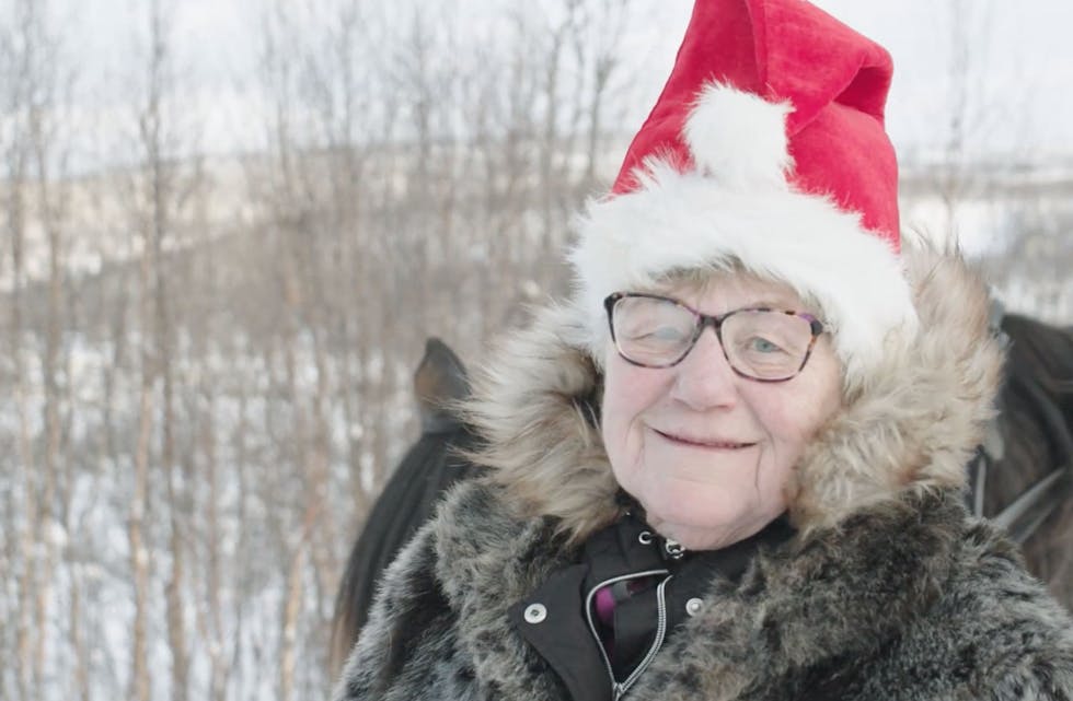 I Folkebladets julekalender skal bestemor forberedes på sin første date. Foto: Skjermdump fra tv-serien