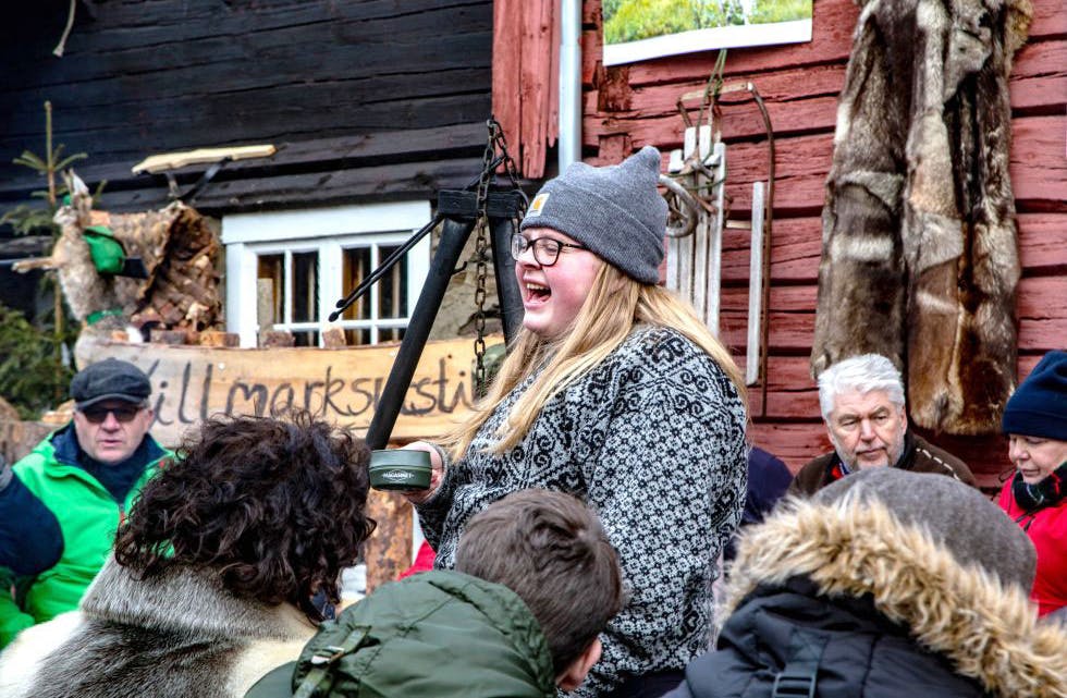 Liv rundt bålpanna på Rørosmartnans åpningsdag. Foto: Eli Wintervold, Fjell-Ljom