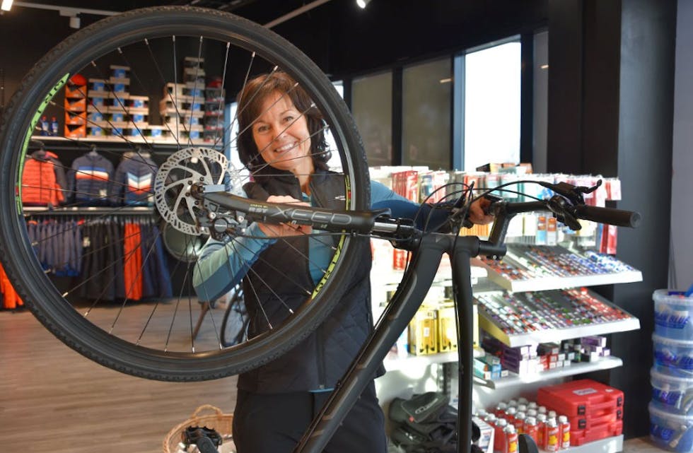 Bente Rossing i Sport1 selger sykler i stedet for ski. Foto: Monika S. Risnes