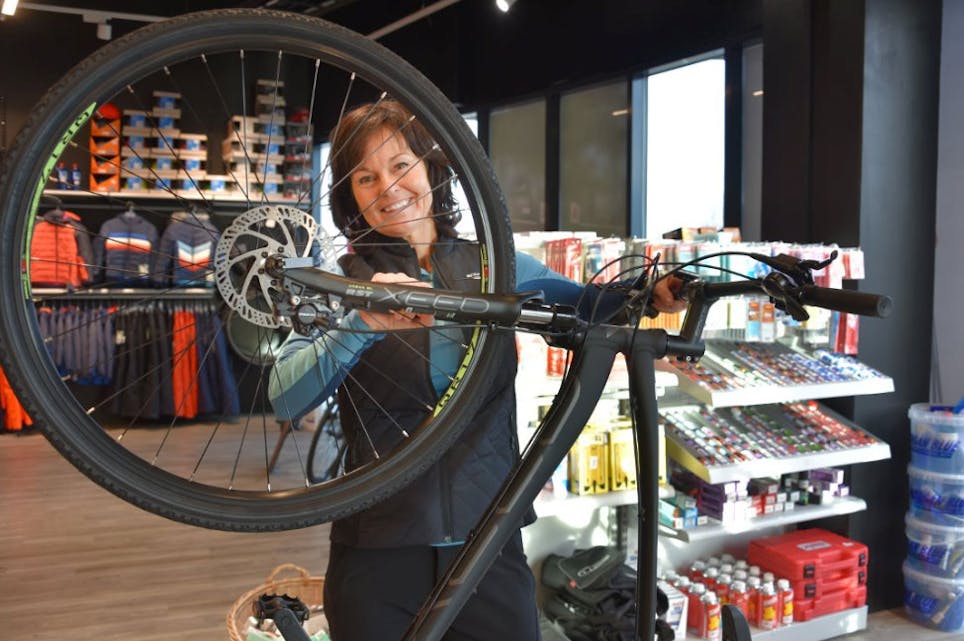 Bente Rossing i Sport1 selger sykler i stedet for ski. Foto: Monika S. Risnes