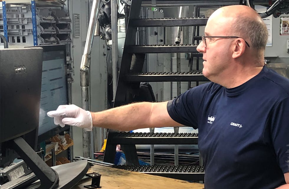 De ansatte ved Sunnhordlands trykkeri bruker plasthansker. Foto: Sunnhordland