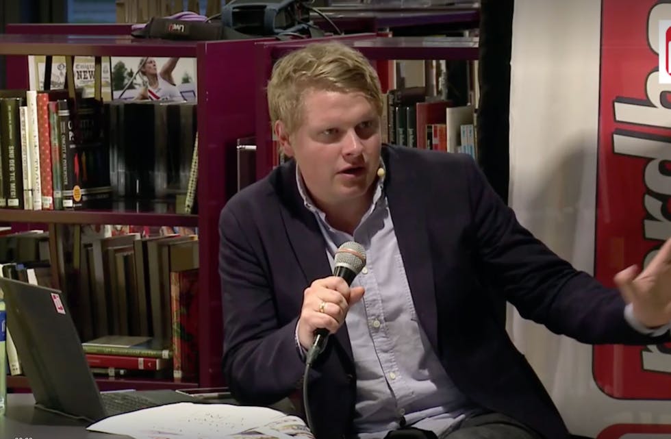 Redaktør Sølve Rydland i Nordhordland var ordstyrar i ein valdebatt der behovet for kraft for å sikre arbeidsplassar var eit hovedtema. Foto: Skjermdump frå Nordhordland.no