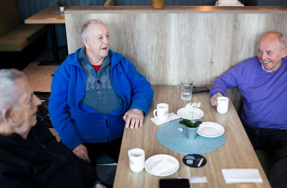 Kaffekameratene samles daglig på kafé. Da blir det en del diskusjoner om politikk, og nå om det kommende stortingsvalget. Foto: Kristine Lindebø, VOL