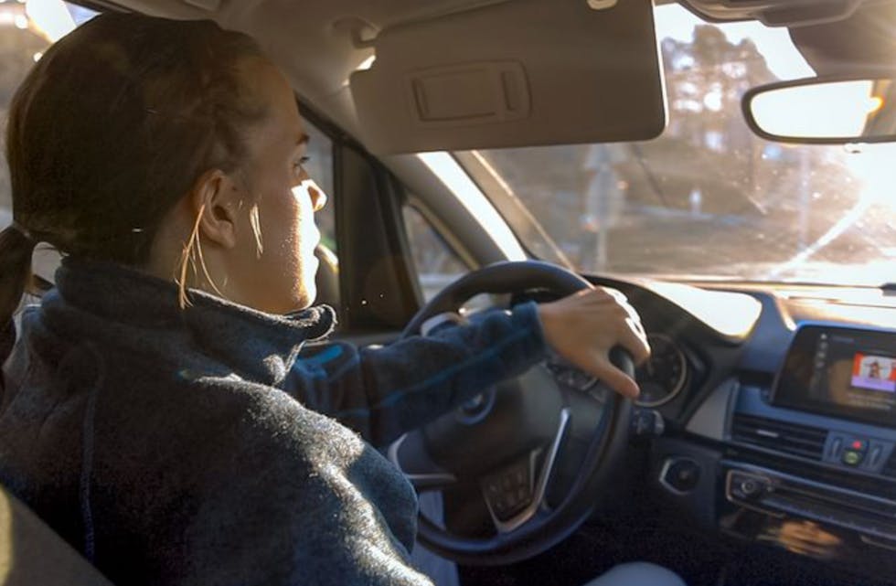 En typisk arbeidsdag betyr rundt tre timer bak rattet for hjemmesykepleieren. Foto: Emil Nyeng, Dølen