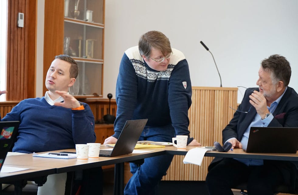 Formannskap og kommunedirektør i diskusjon om den manglande interessa for koronastøtte i kommunen. I ettertid viste det seg at søknadsrunden ikkje var godt nok utlyst. Foto: Magne Solhaug, Vaksdalposten