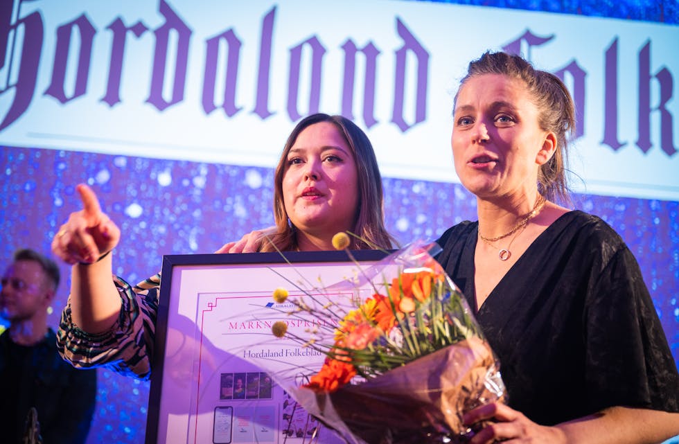 Kristina Sofie Kvåle og Camilla Skaar på scena under prisutdeling, med diplom og blomar i hendene.