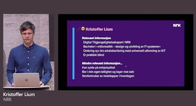Bildet viser digital tilgjengelighetsekspert Kristoffer Lium i NRK til venstre. Til høyre ser vi en av de første sidene i hans presentasjon, med tekst om hvem han er.