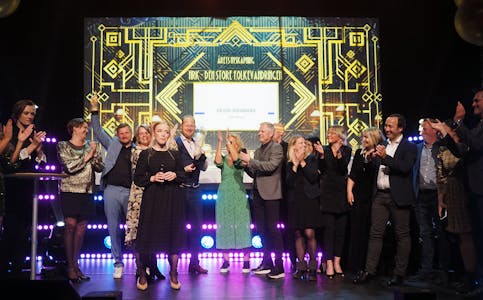 Representanter fra NRK, LLA, Sujo og flere lokalaviser tok imot prisen under prisfesten i Bergen. Foto: Caroline Roka