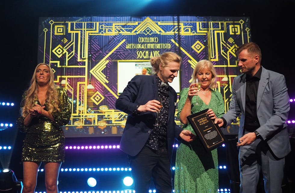 Journalist Anders Huke, nyheitsredaktør Eli Grotle og redaktør Arve Uglum mottok excellence i kategorien «Årets lokale nyhetsnettsted». Foto: Caroline Roka