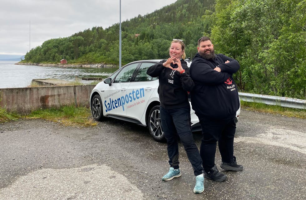 Saltenposten-journalistene Eva S. Winther og Helge Simonsen på det nedlagte fergeleiet ved Bonåsjøen i Sørfold. Foto: Stine Weronica Kveseth