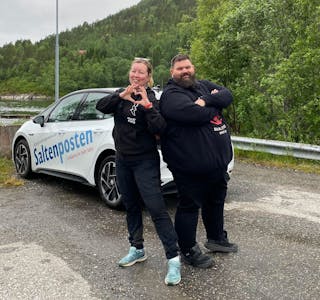 Saltenposten-journalistene Eva S. Winther og Helge Simonsen på det nedlagte fergeleiet ved Bonåsjøen i Sørfold. Foto: Stine Weronica Kveseth
