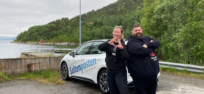Saltenposten-journalistene Eva S. Winther og Helge Simonsen på det nedlagte fergeleiet ved Bonåsjøen i Sørfold. Foto: Stine Weronica Kveseth