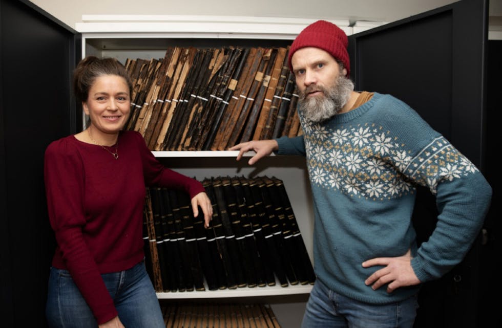 Dagleg leiar Camilla Skaar Ljones og bladstyrar Sigbjørn Linga er glade for at arkivet no også finst digitalt, og ikkje berre i innbundne utgåver. Foto: Hilde Saxsæter