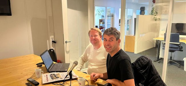 Øystein Øygarden (t.v.), redaktør i Vest-Telemark blad, og Mikkel Aanderaa frå Hjalarhornet. Foto: Tor Arve Vartdal
