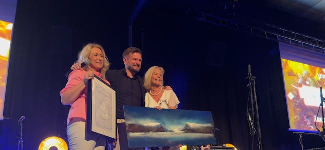 Eli Lunde Hjeltnes, Arve Uglum og Eli Grotle i Sogn Avis tok imot prisen for Årets lokalavis. Foto: Laila Borge, LLA