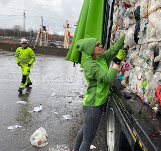 Bring-sjåfør Agnieszka Walasek og maskinfører Kai Trollebø ved Norsk Gjenvinnings anlegg på Alnabru har lastet 20 tonn plastavfall fra Bærum. Nå skal det avsted til Tyskland.