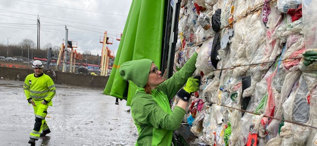 Bring-sjåfør Agnieszka Walasek og maskinfører Kai Trollebø ved Norsk Gjenvinnings anlegg på Alnabru har lastet 20 tonn plastavfall fra Bærum. Nå skal det avsted til Tyskland.