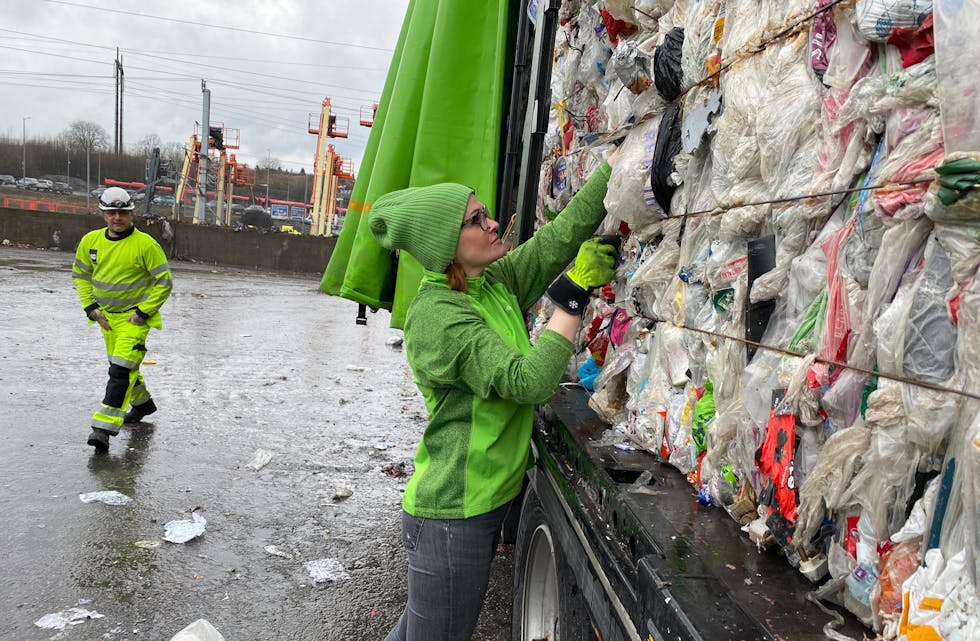 Bring-sjåfør Agnieszka Walasek og maskinfører Kai Trollebø ved Norsk Gjenvinnings anlegg på Alnabru har lastet 20 tonn plastavfall fra Bærum. Nå skal det avsted til Tyskland.