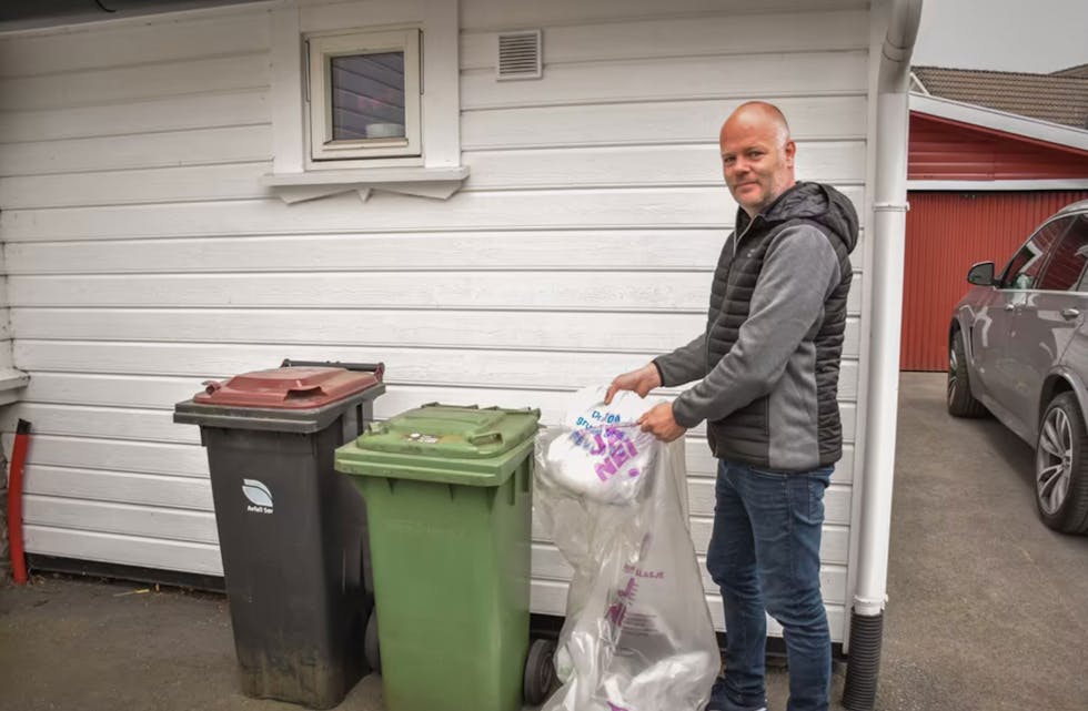 Stein Erik Røinås sorterer avfallet sitt hjemme. Han har hørt om ulovlig eksport av søppel, men visste ikke at også plast kan forlate landet uten kontroll. Foto: Marianne Furuberg, Vennesla Tidende