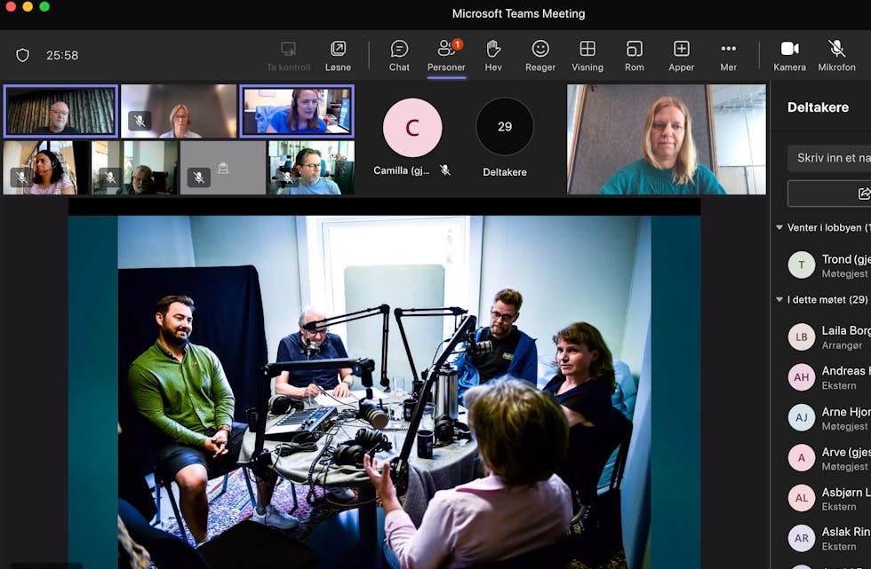 Lillian Holden i Hallingdølen viste fram podkast-studioet der de har intervjuet ordførerkandidater.