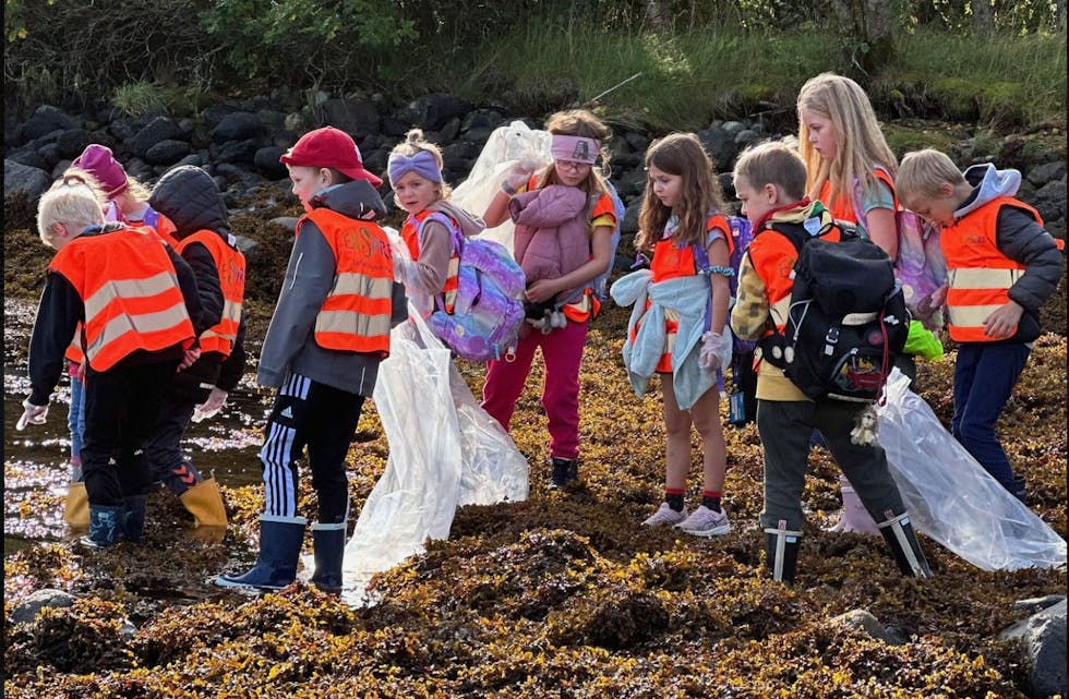 Mange born deltok då Vestnesavisa arrangerte strandryddedag i september. Foto: Vestnesavisa