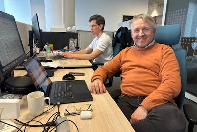NRK-journalist Christian Lura er prosjektleder for Samarbeidsdesken. I bakgrunnen sitter Samarbeidsdeskens datajournalist Øivind Skjervheim.