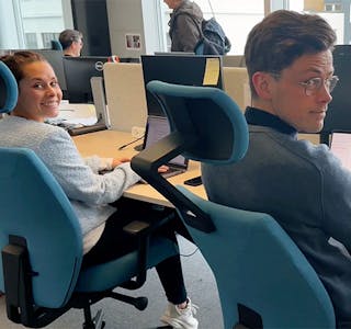 Datajournalistene Maja Mathilde Aarbakke og Øivind Skjervheim jobber på Samarbeidsdesken. I dag skal de presentere det første prosjektet på Teams. 