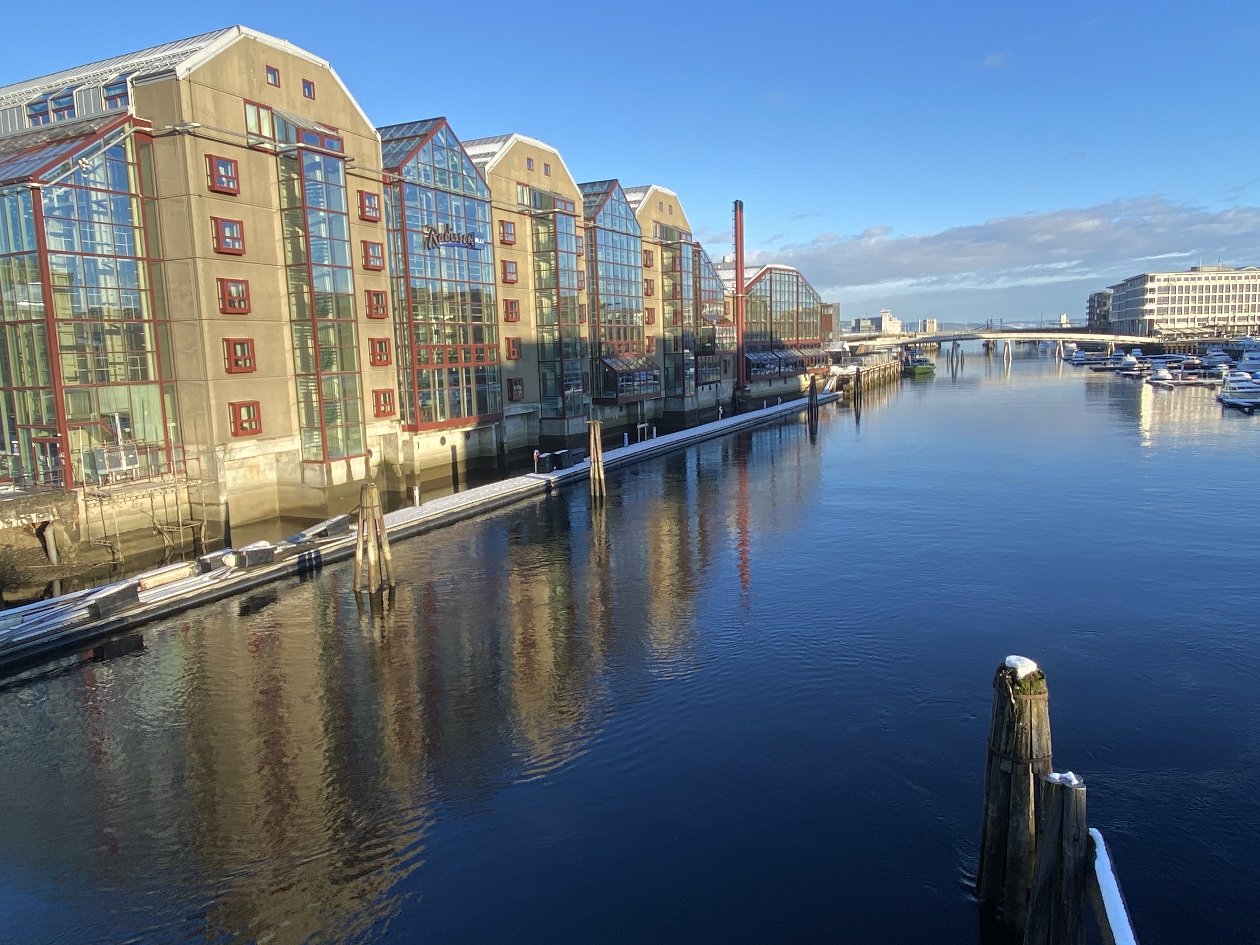 Hotel og elv dagtid bredde