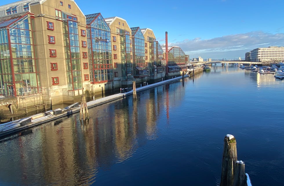 Hotel og elv dagtid bredde