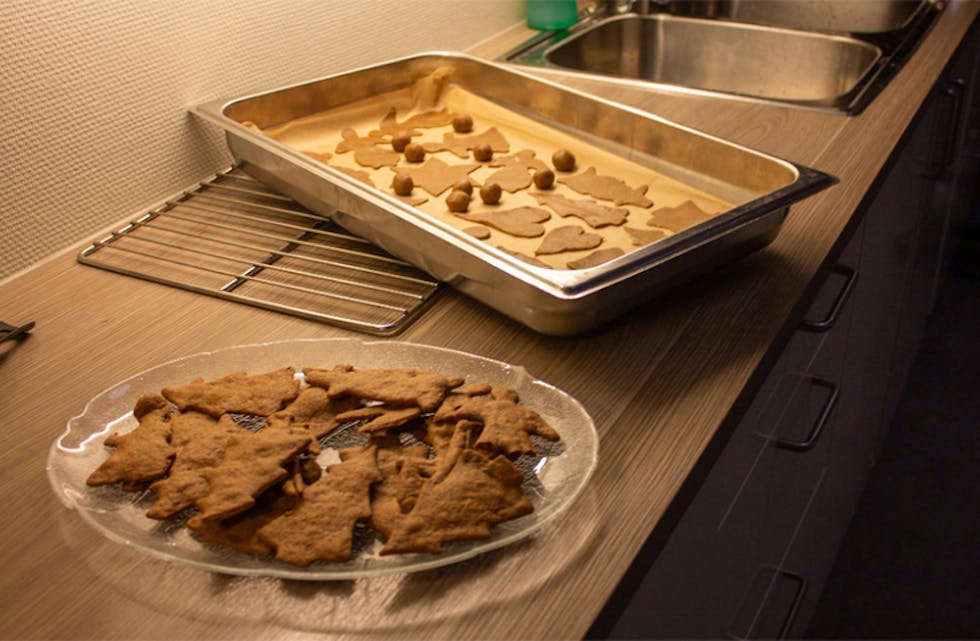 Over pepperkakedeig og kaffekopper kom det mange gode juleminner fra gjengen på dagsenteret. Foto: Brita Bølgen